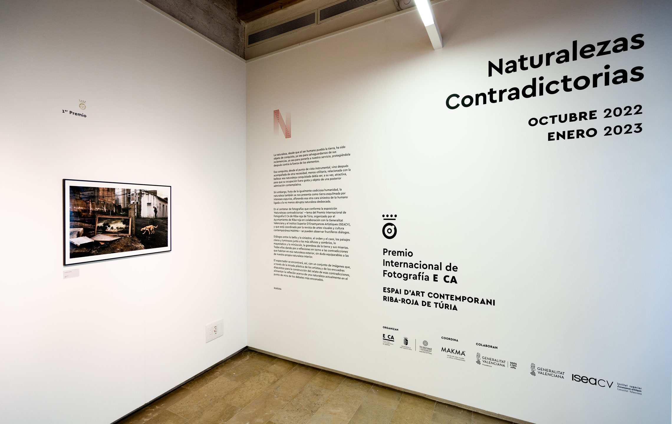 Rotulación museística en la entrada de la exposición celebrada en el Espai d’Art Contemporani ‘El Castell’ de Riba-roja