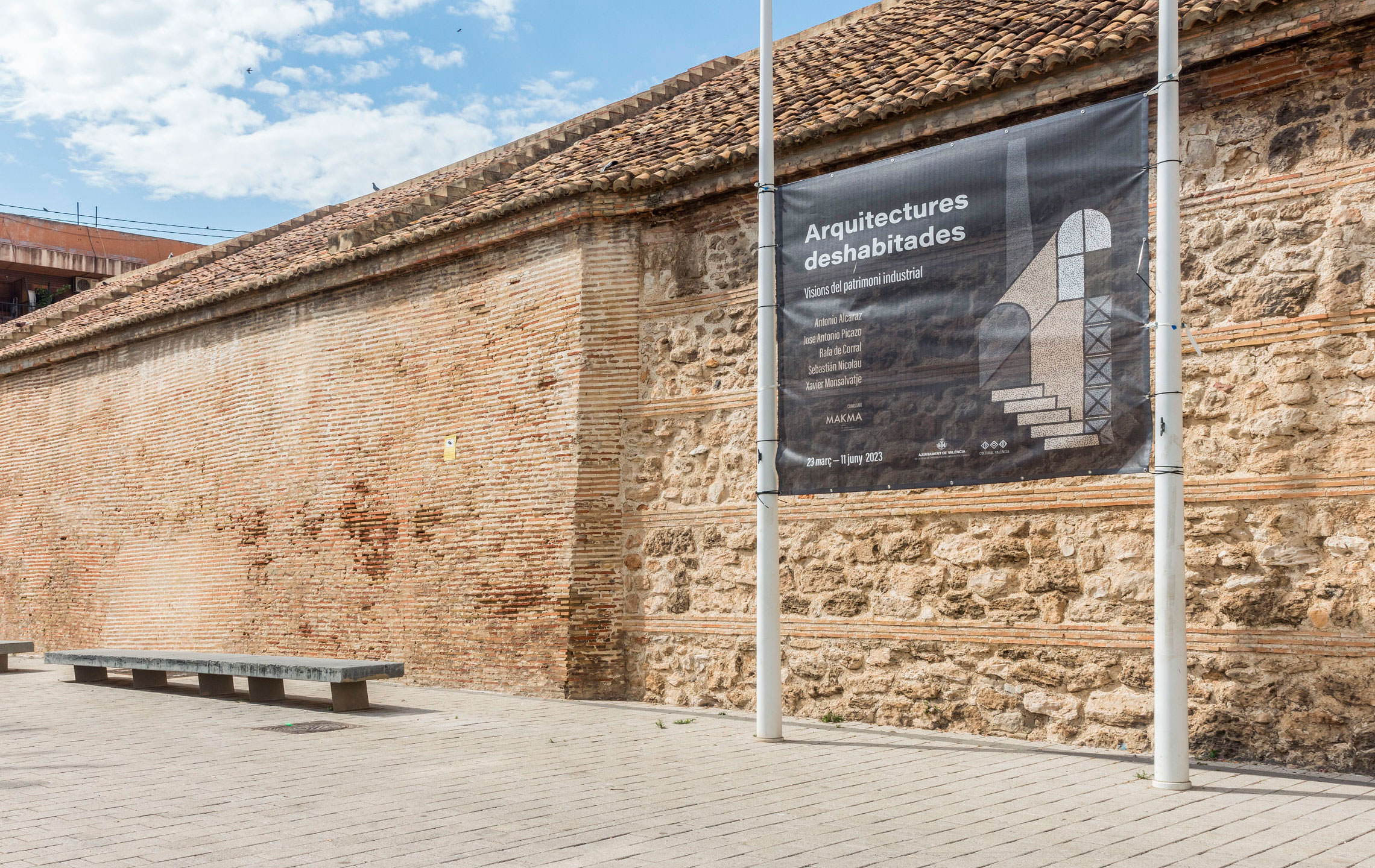 Lona microperforada que anuncia la exposición, ubicada en el exterior de las Atarazanas del Grao